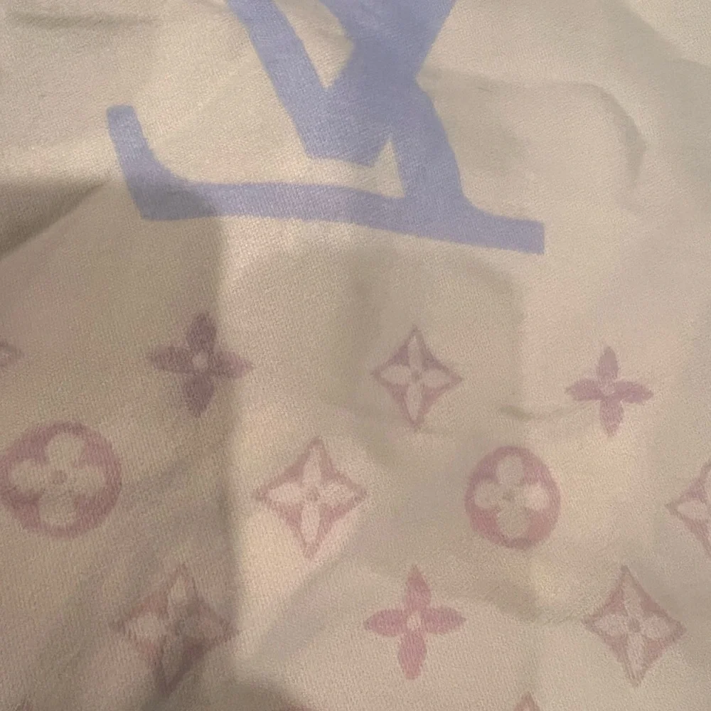 Beautiful New Louis Vuitton Pink & Blue with gray and Cream Large shaw - Picture 7 of 17
